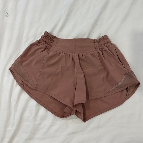 Lululemon Hotty Hot short 2.5” - Picture 4 of 9